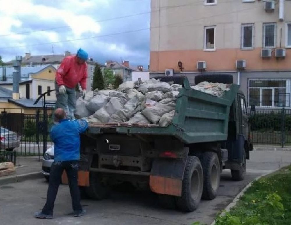 Вывоз строительного мусора (самосвалы, газели). Грузчики стоимость услуг и где заказать - Биробиджан