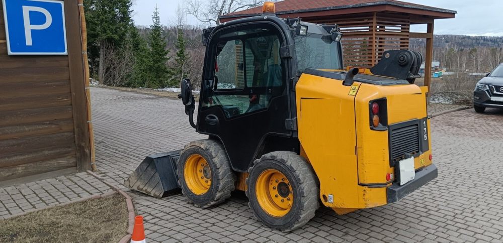 Фронтальный погрузчик Услуги минипогрузчика JCB 175 для земляных работ взять в аренду, заказать, цены, услуги - Биробиджан