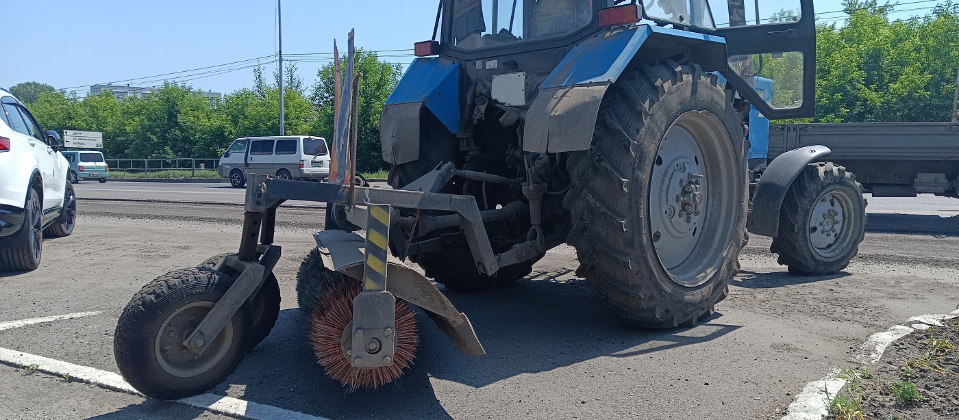 Услуги трактора с щеткой МТЗ в Биробиджане